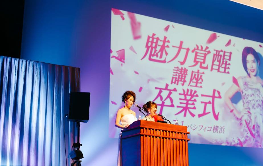 21期卒業式で司会としてステージに立つさとか