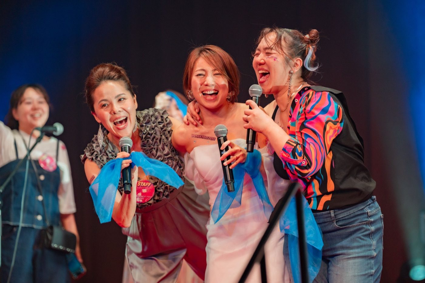 WOMAN NEXT FESのステージで歌うさとか
